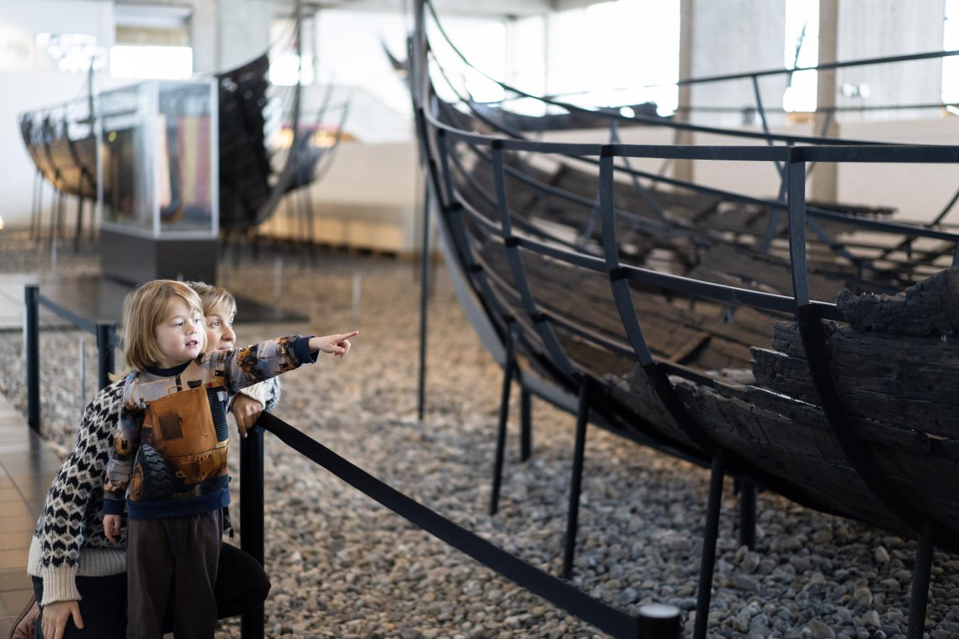 Mor og søn på tur vikingeskibsmuseet