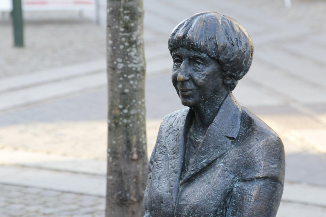 Lise Nørgaard statue