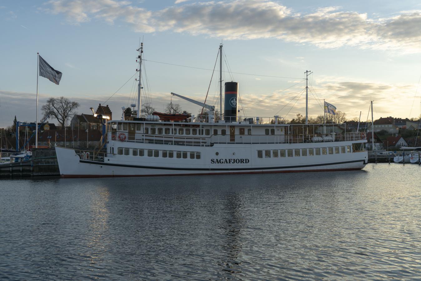 Sagafjord i aftenlyset