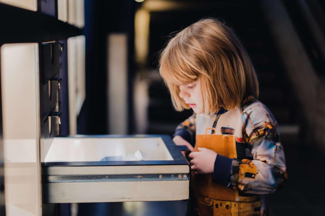 Pige kigger på ting på Vikingeskibsmuseet
