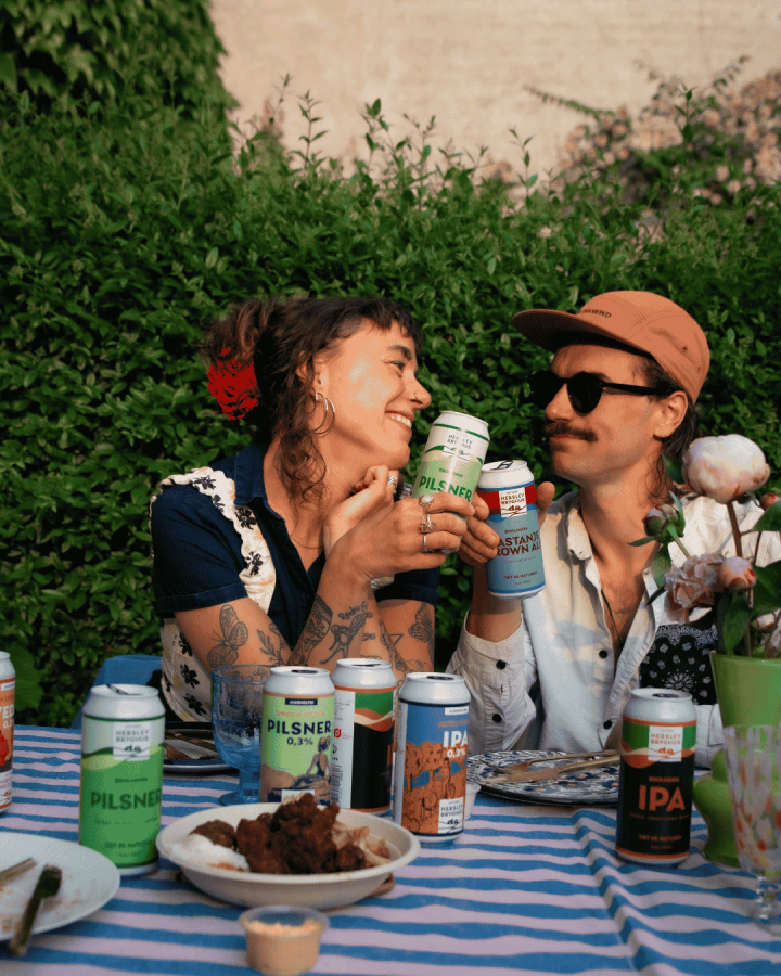 Par på Herslev Bryghus, hygger og skåler