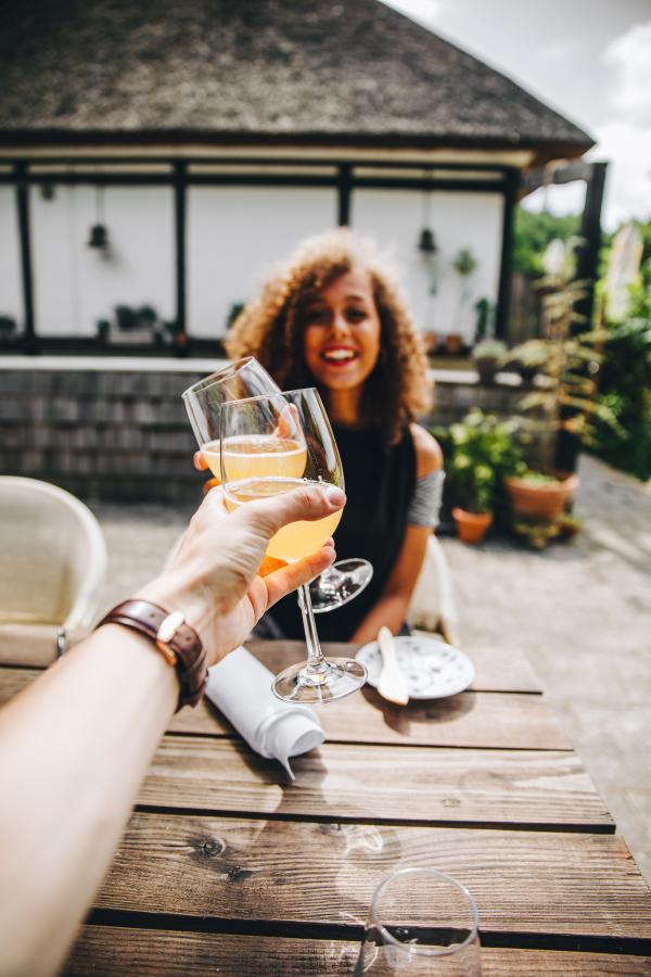 Par på Restaurant Herthadalen i skoven