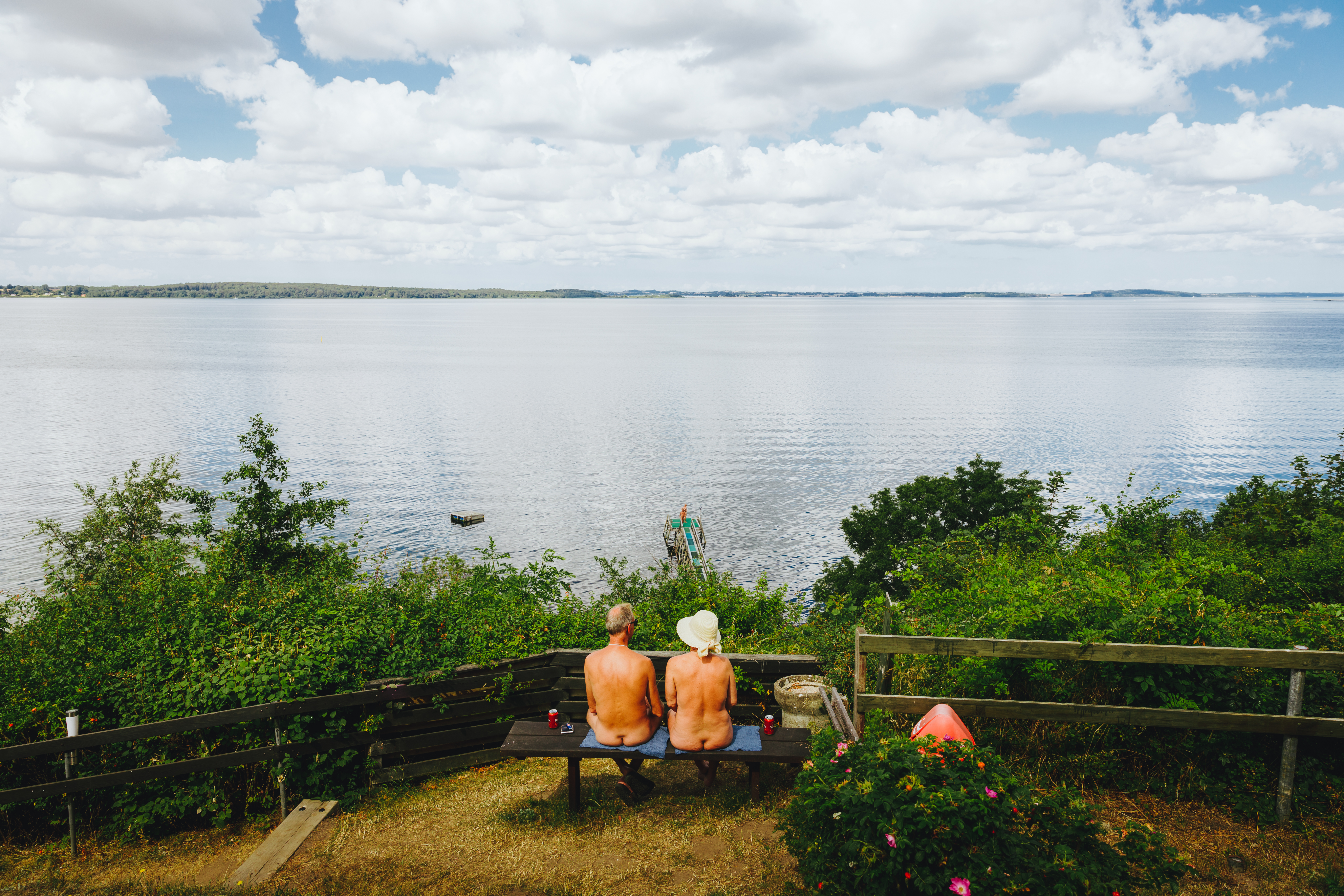 Solbakken Camping, to personer på en bæk