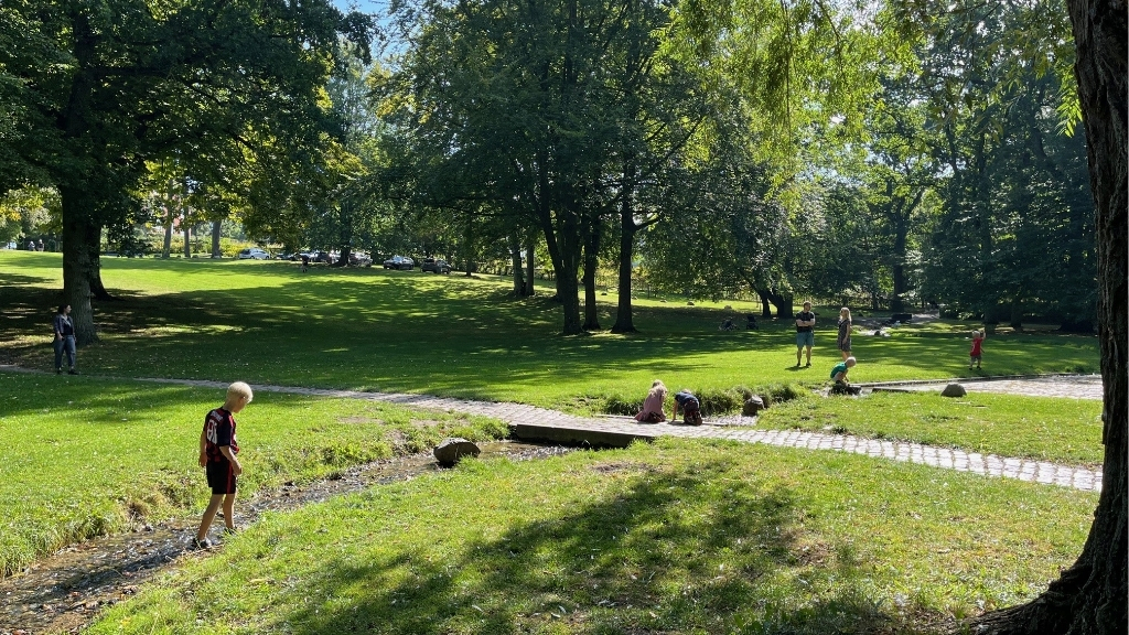 Barn leger ved kilde i Roskilde