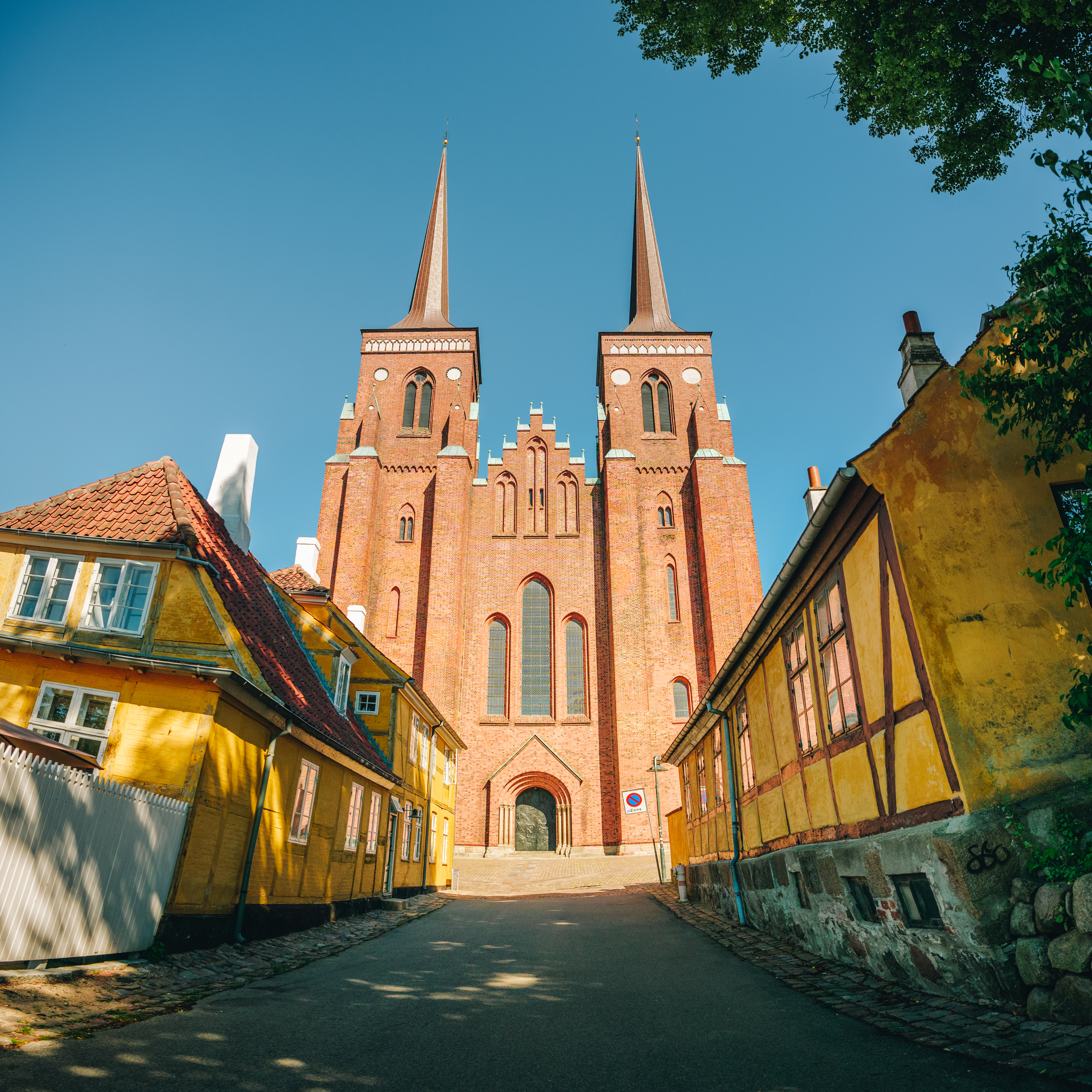 Roskilde Domkirke på en sommerdag
