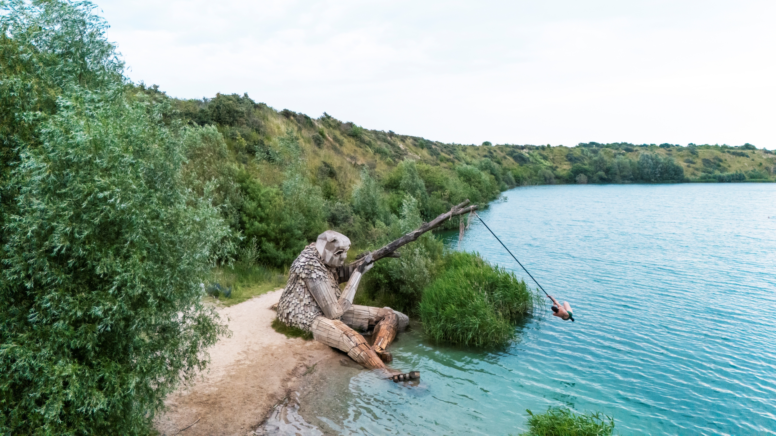Runder Rie, barn svinger sig i reb  